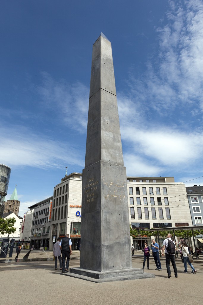 Olu Oguibe, Das Fremdlinge und Flüchtlinge Monument (Monument for strangers and refugees), 2017, Königsplatz, Kassel, photo: Michael Nast
